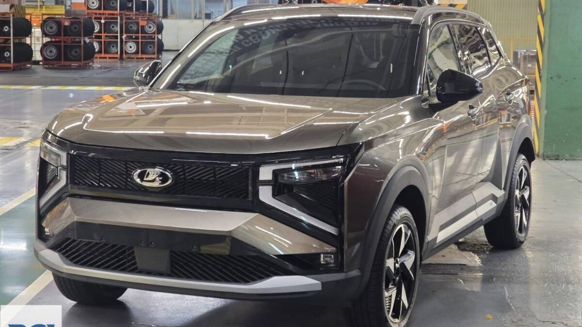 Lada Azimut показали в цвете «Кориандр» до старта продаж 7 Внедорожник Лада Азимут в цвете кориандр в парковке