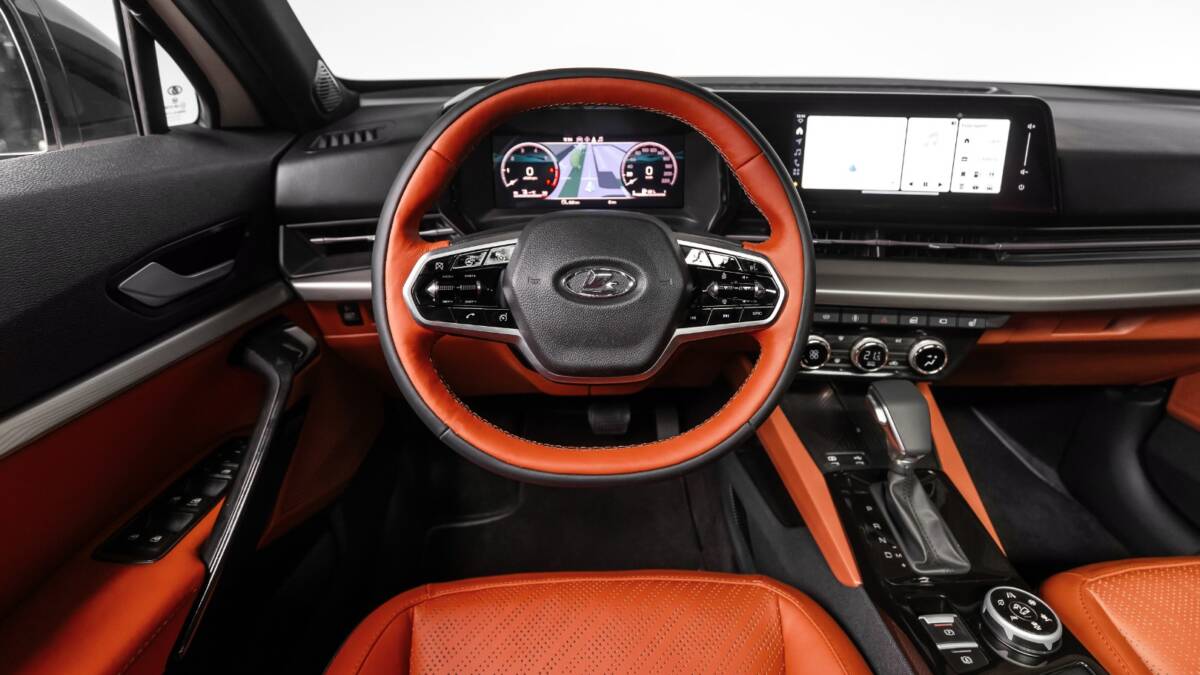 Интерьер автомобиля Lada Azimut с кожаной отделкой и панорамной крышей