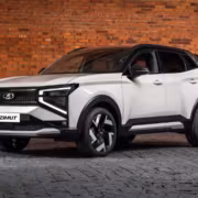 Новый Lada Azimut белый кроссовер на кирпичной стене