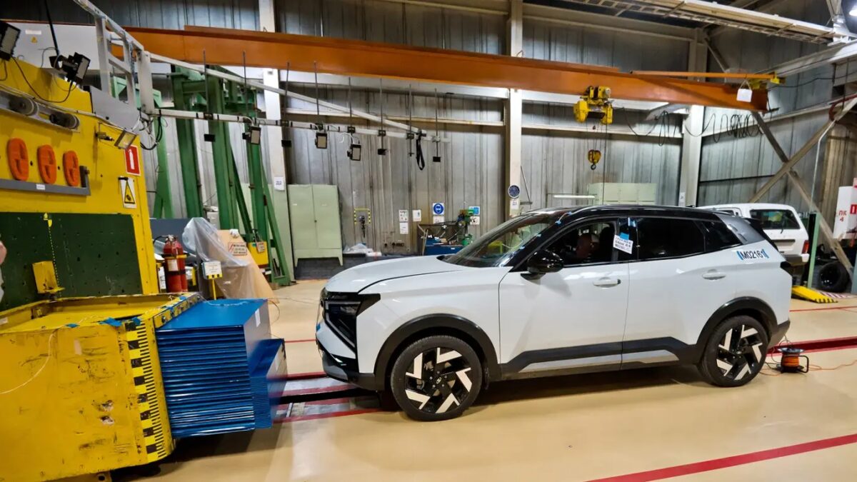 Кроссовер Lada Azimut прошёл краш-тесты с первыми для марки шторками безопасности 2 Кроссовер Lada Azimut прошёл краш-тесты с первыми для марки шторками безопасности