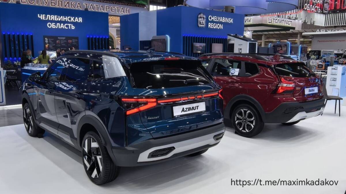 Синие и красные электромобили Lada Azimut на выставке