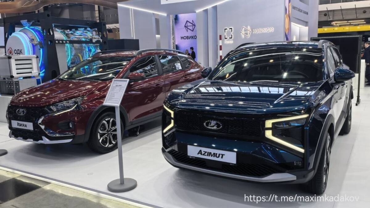 красный внедорожник и синий кроссовер Lada Azimut выставка