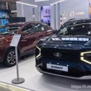 красный внедорожник и синий кроссовер Lada Azimut выставка