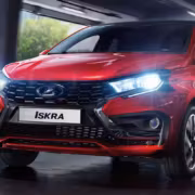 Красная Lada Iskra передняя часть автомобиля