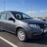 Автомобиль Lada Largus на парковке с солнечной погодой