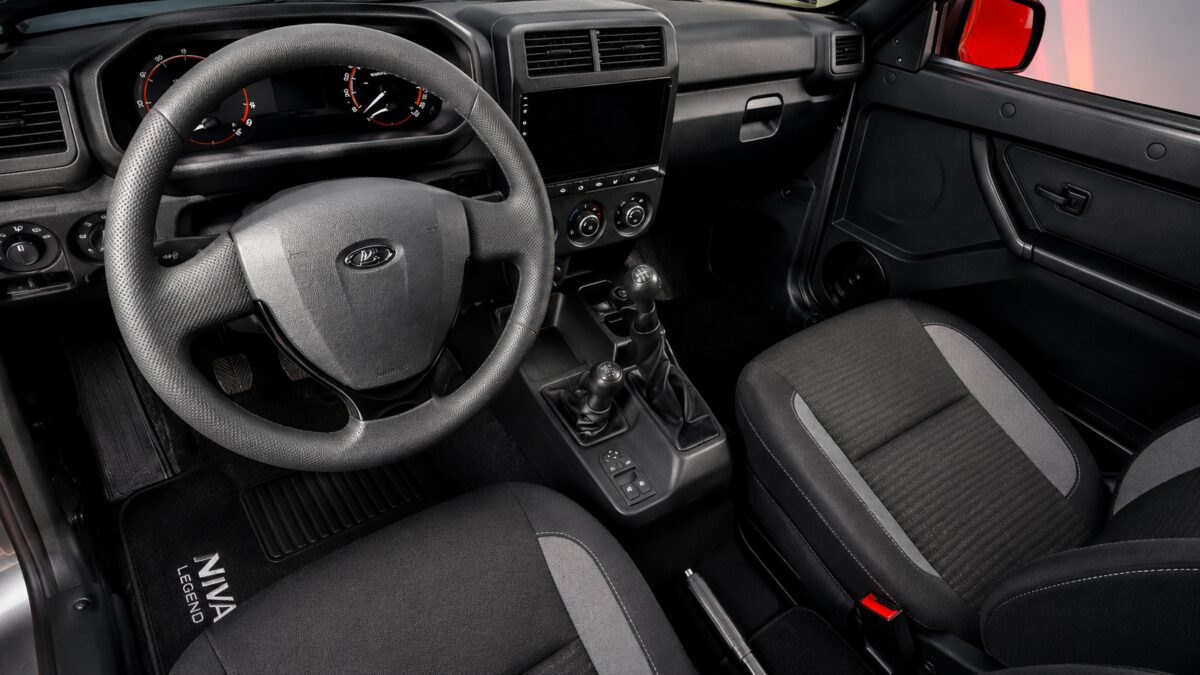 Lada Niva Legend с мотором 1.8 приедет к дилерам в сентябре и получит оцинковку 3 салон Лада Нива Легенд 1.8 с рычагами переключения передач