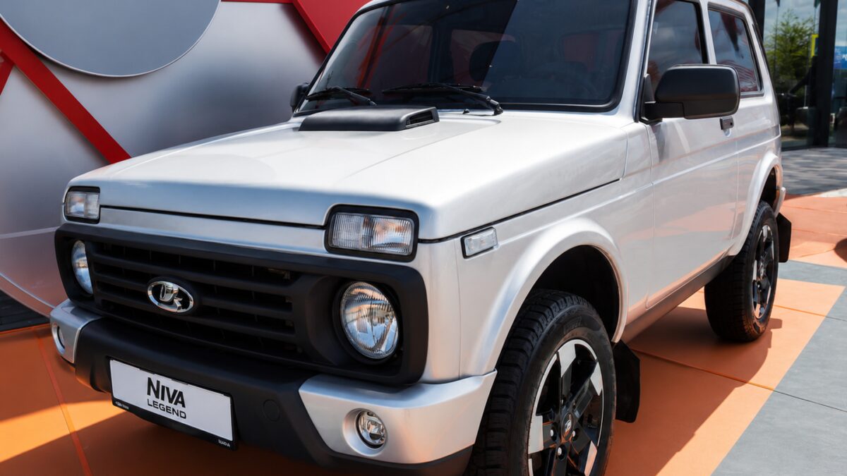 Lada Niva Legend с мотором 1.8 приедет к дилерам в сентябре и получит оцинковку 2 Лада Нива Легенда с белым кузовом и черными колесами