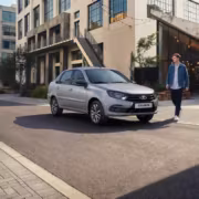 Белый автомобиль Lada Granta на улице