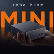 Мини-компьютер Lenovo Lecoo AI Mini в руке задняя панель