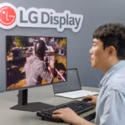 Человек за компьютером LG Display с геймерским монитором