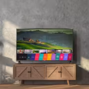 LG уличили в слежке через телевизоры и переложили риск на владельцев 10 телевизор LG на деревянной тумбе у серой стены