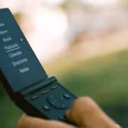 Light выпустила складной Light Flip без привычных приложений 8 Складной телефон Light Flip в руке излучает экран
