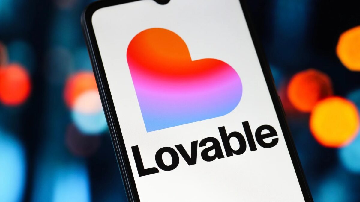 смартфон с логотипом Lovable на экране