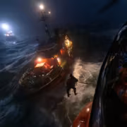 Морское спасательное задание с спутниками NOAA спасатели корабль