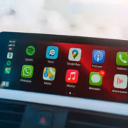Лучшие бесплатные приложения для CarPlay: навигация, музыка и зарядки 4 Интерфейс CarPlay с приложениями навигации музыки и сообщений