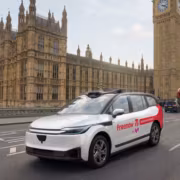 Роботакси Lyft на улице возле парламента Великобритании