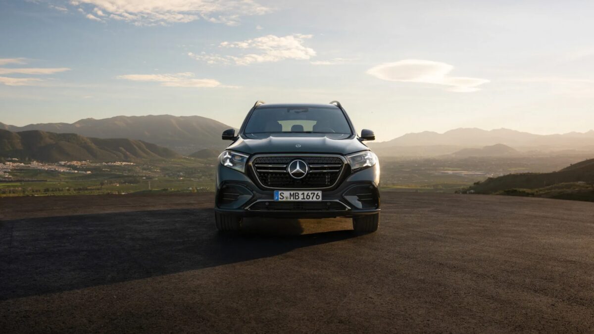 Maybach GLS 2026 получил светящуюся решётку и V8 под Euro 7 2 Черный Mercedes-Benz Maybach GLS 2026 на горной дороге