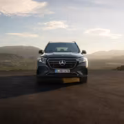 Maybach GLS 2026 получил светящуюся решётку и V8 под Euro 7 8 Черный Mercedes-Benz Maybach GLS 2026 на горной дороге