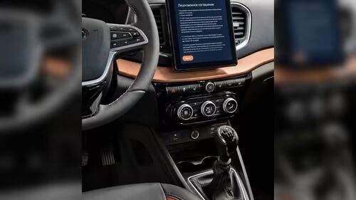 АвтоВАЗ добавил климат-контроль в Lada Vesta 3 Экран автомобиля Lada Vesta с системой климат-контроля