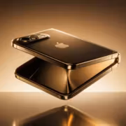 Черный iPhone Ultra с тремя камерами на отражающей поверхности