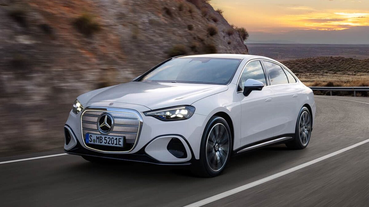 39-дюймовый экран и 762 км хода получил новый электрический Mercedes-Benz C-Class 4 Новый электромобиль Mercedes-Benz C-Class на дороге