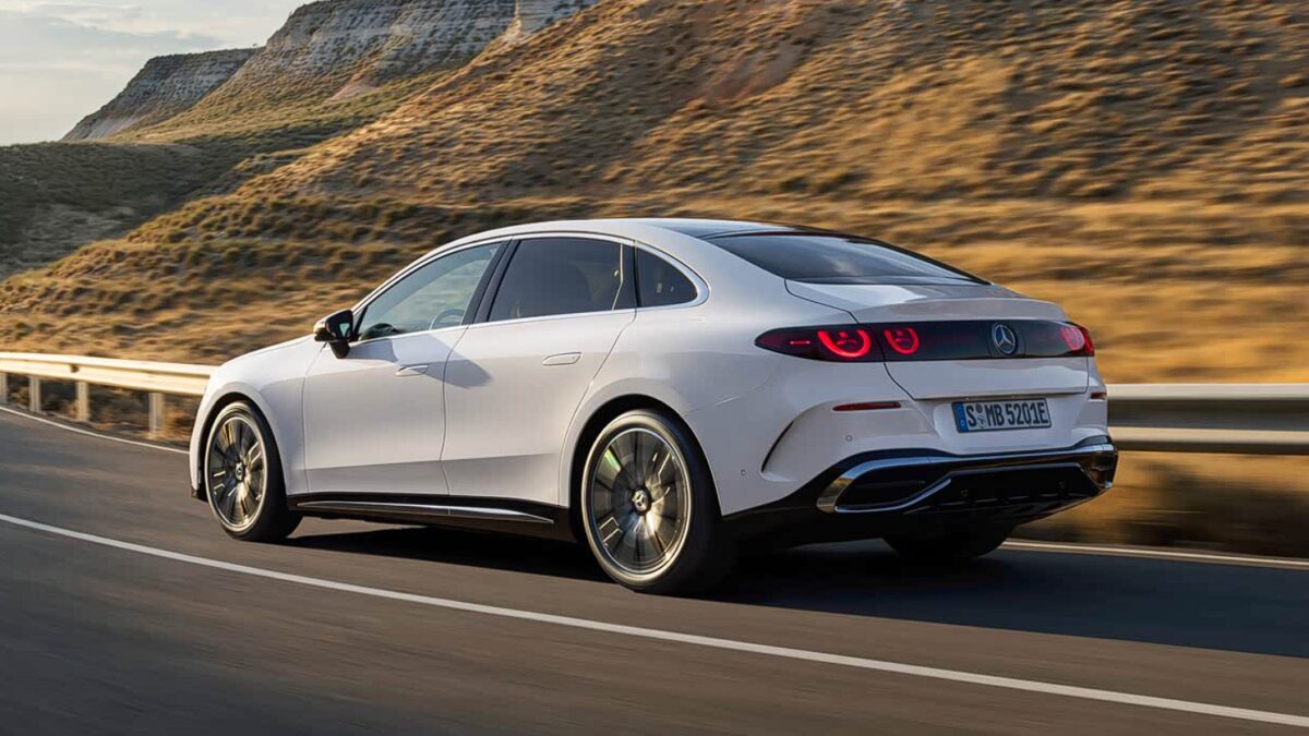 39-дюймовый экран и 762 км хода получил новый электрический Mercedes-Benz C-Class 5 Новый Mercedes-Benz C-Class электромобиль едет по дороге