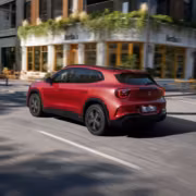 Mercedes-Benz GLA Electric обещает до 367 миль хода и NACS из коробки 1 Красный кроссовер Mercedes-Benz GLA Electric на городской улице