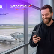 Мужчина с мобильным телефоном в аэропорту заболевание MAX авиакомпании