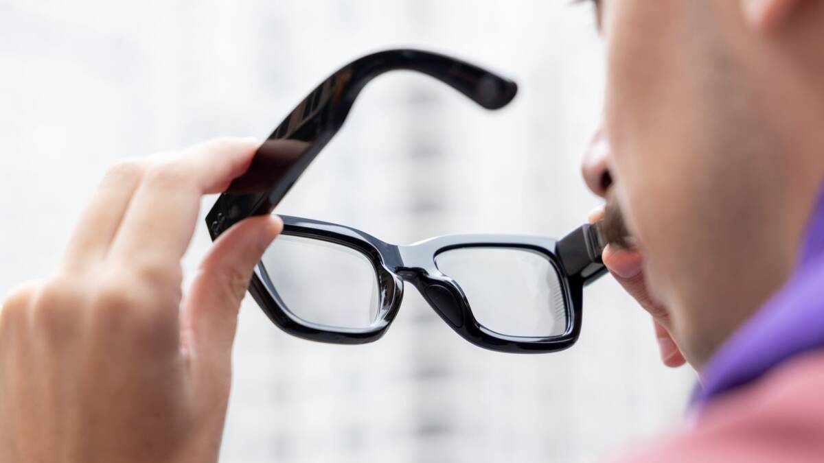 Человек держит очки Ray-Ban Display с двумя линзами