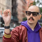 Мужчина в очках Ray-Ban Display и жакете