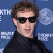 Человек в темном костюме и черных очках на мероприятии Breakthrough Prize