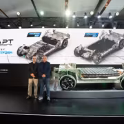 Два человека, автомобильная платформа MG ADAPT для электромобилей и гибридов на сцене