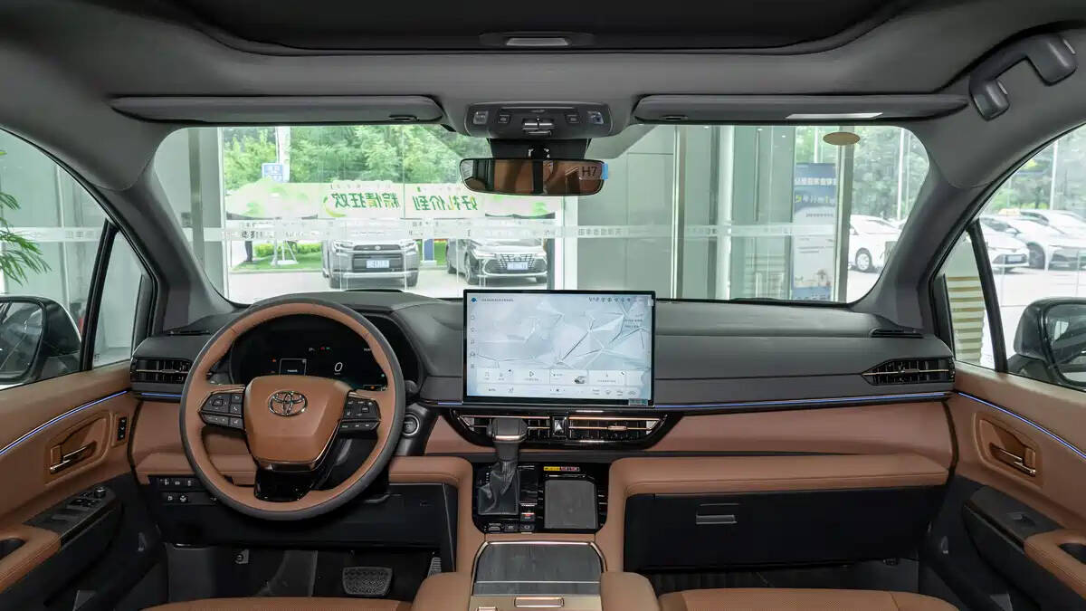 Интерьер минивэна Toyota Granvia 2027 салон