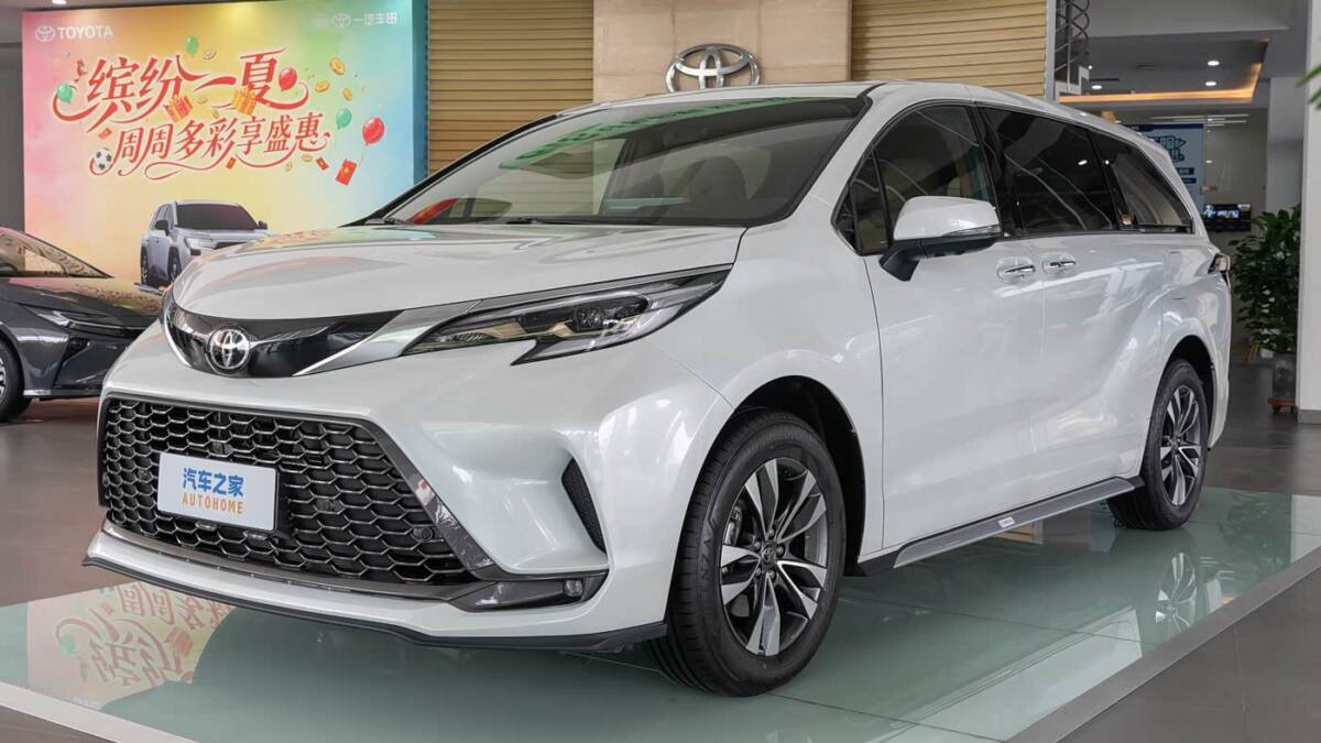 Минивэн Toyota Granvia 2027 в автоцентре белый