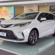 Минивэн Toyota Granvia 2027 в автоцентре белый