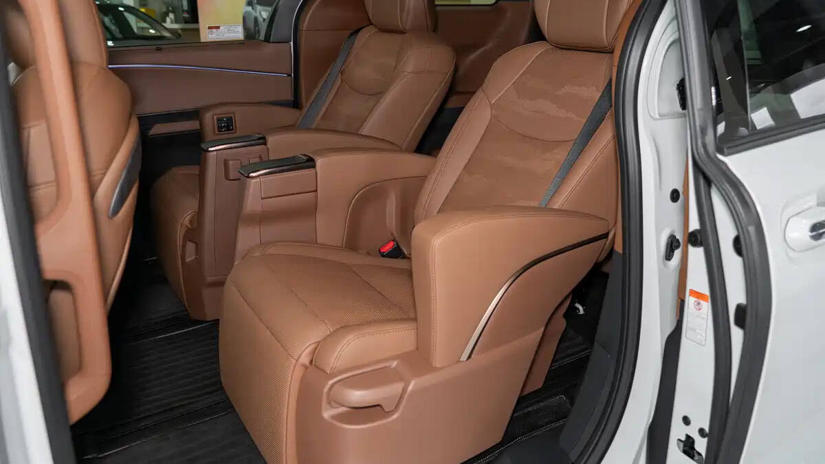 вагон кресла Toyota Granvia 2027 сиденья внутри