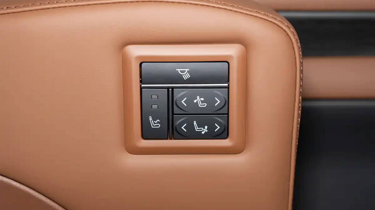 Кнопки управления сиденьями в Toyota Granvia 2027
