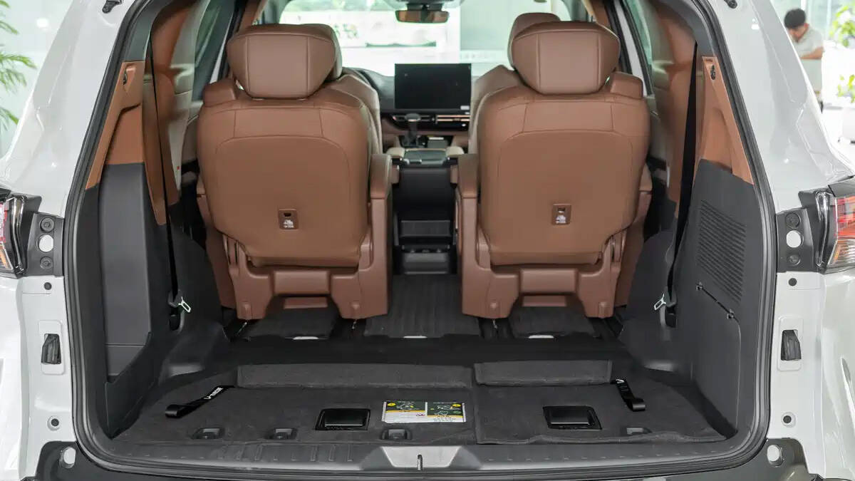 Объемный багажник минивэна Toyota Granvia 2027 с задними сиденьями