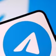 Telegram логотип на смартфоне с чатом и значком