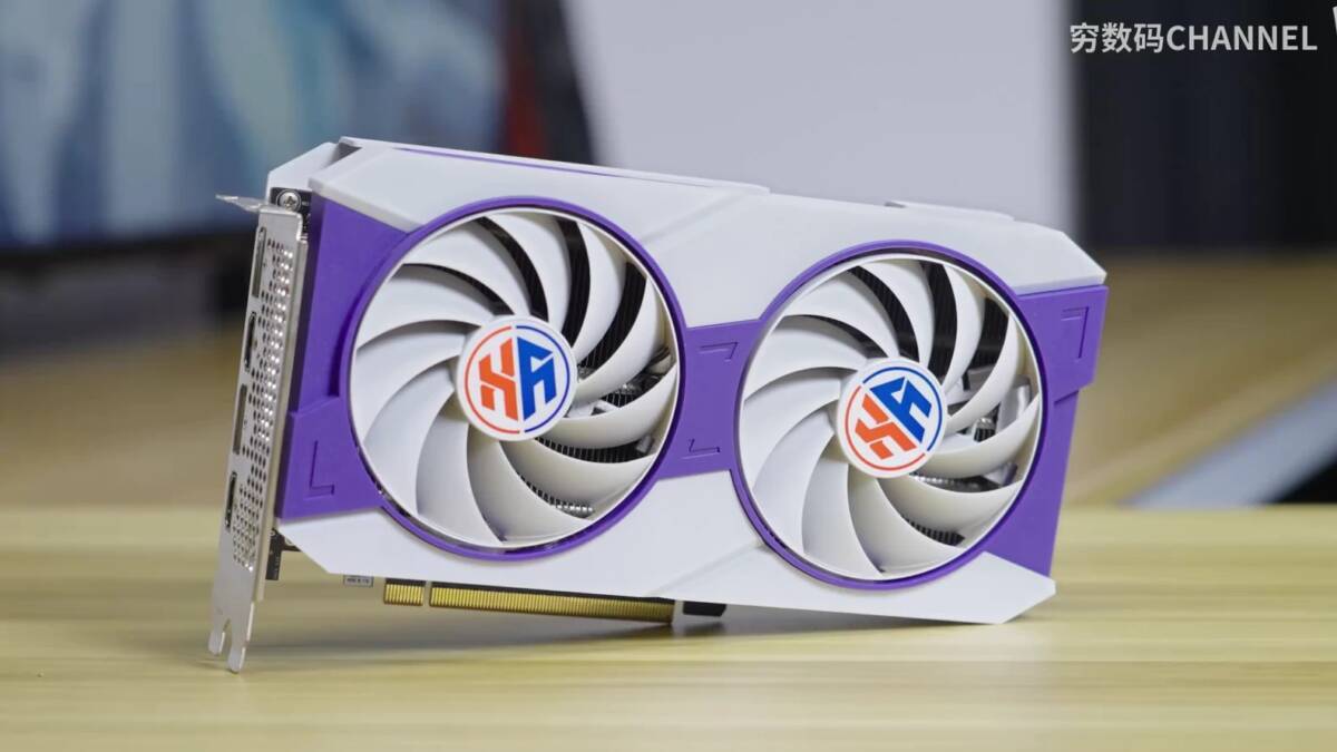 Видеокарта GeForce RTX 4080M на столе