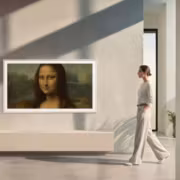 «Мона Лиза» пришла в Samsung TV: Art Store пополнился 34 работами из Лувра 4 Человек смотрит на картины в Art Store Samsung TV