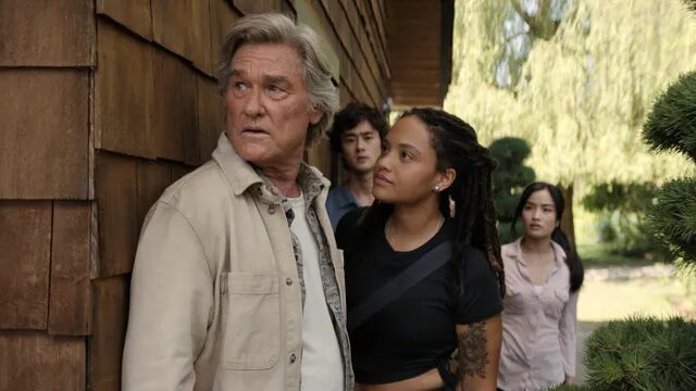 Лучшие сериалы в жанре научной фантастики на Apple TV 30 Сцена из сериала на Apple TV с людьми у стены