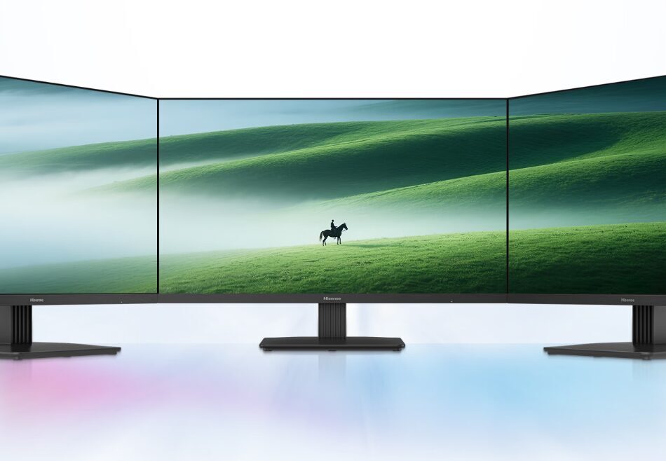 Три широкоформатных монитора Hisense N3G Pro с зелёным пейзажем