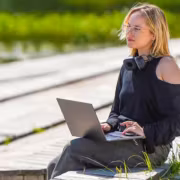Девушка с ноутбуком у пруда на скамейке Московский бесплатный Wi-Fi