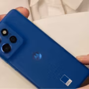Motorola начала раскатывать Android 17 beta спустя месяцы после анонса 6 Синий смартфон Motorola с тремя камерами и логотипом Motorola