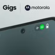 Новый смартфон Motorola с экраном и 5G символами