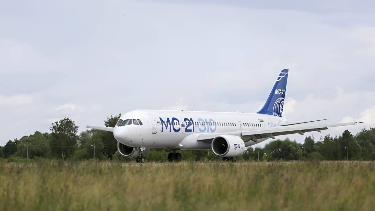 МС-21 научили удерживаться на полосе при отказе двигателя ПД-14 3 Самолет МС-21 на взлётной полосе в движении