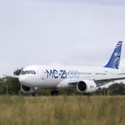 МС-21 научили удерживаться на полосе при отказе двигателя ПД-14 4 Самолет МС-21 на взлётной полосе в движении