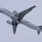 МС-21 получил 65,8 млрд рублей на доводку и сертификацию к 2027 году 1 Самолет МС-21 в небе