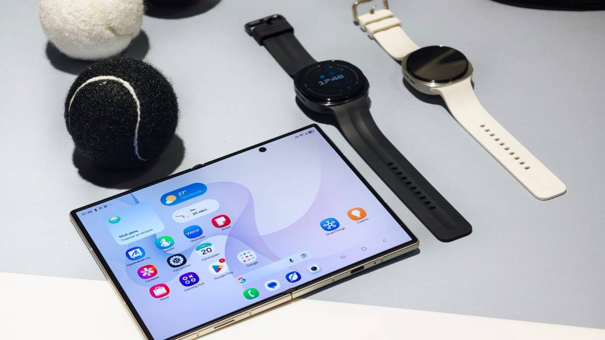 умные часы Samsung Galaxy Watch и Samsung Galaxy Z Fold 8 на столе